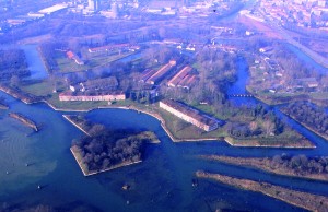 Forte Marghera visto dal lato Laguna, con sullo sfondo le prome case di Mestre.